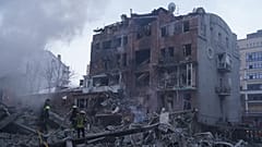 Pessoal dos serviços de emergência trabalha para apagar um incêndio na sequência de um ataque com mísseis russos em Kharkiv, 2 de janeiro de 2026