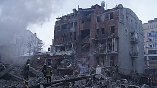 Les équipes des services d’urgence tentent d’éteindre un incendie à Kharkiv, le 2 janvier 2026, à la suite d’une attaque de missiles russes.
