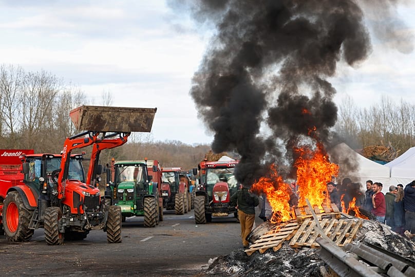 Des agriculteurs français bloquent l'autoroute près d'Urt, dans le sud-ouest de la France, le lundi 15 décembre 2025