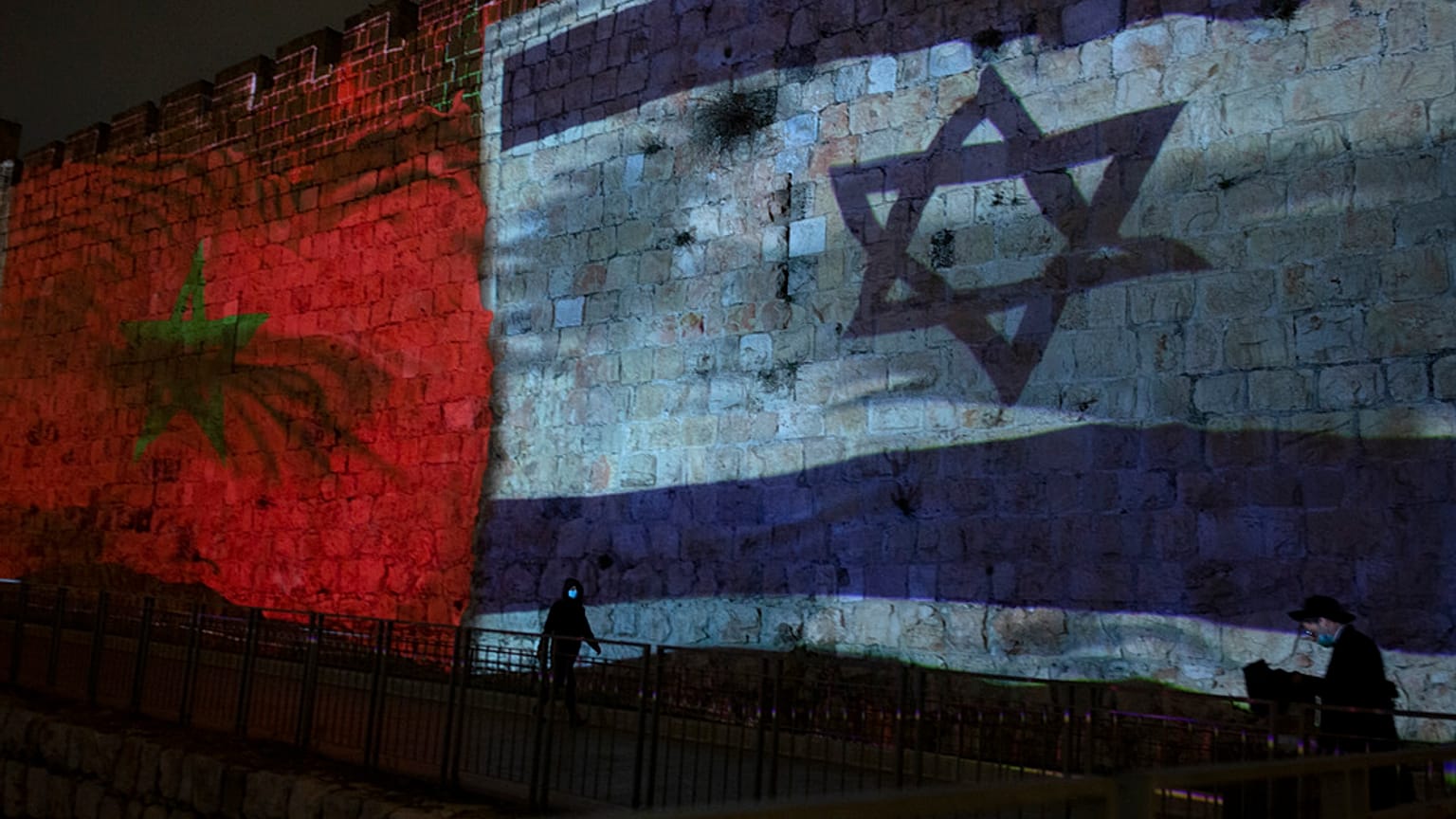 عرض الأعلام الوطنية لإسرائيل والمغرب على أسوار المدينة القديمة في القدس