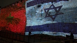 عرض الأعلام الوطنية لإسرائيل والمغرب على أسوار المدينة القديمة في القدس