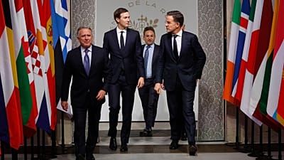 Jared Kushner e Steve Witkoff, a sinistra, e il segretario generale della Nato Mark Rutte, a destra, al vertice dei Volenterosi di Parigi (6 gennaio 2026)