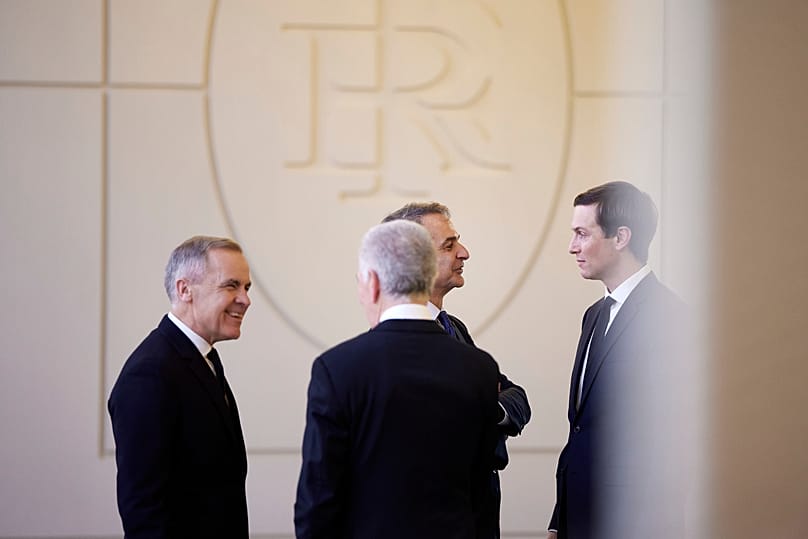 Ο Πρωθυπουργός της Ελλάδας Κυριάκος Μητσοτάκης συνομιλεί με τον γαμπρό του Ντόναλντ Τραμπ, Τζάρεντ Κούσνερ