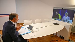 الرئيس الفرنسي إيمانويل ماكرون يحضر مؤتمرا بالفيديو مع المفوضية الأوروبية أورسولا فان دير لين والرئيس الأوكراني فولوديمير زيلينسكي, كجزء مما يسمى "تحالف الراغبين" أغسطس2025 