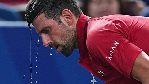 Sırbistanlı Novak Djokovic, Şanghay Masters tenis turnuvasında Monakolu Valentin Vacherot'la oynadığı erkekler teklerde yarı final maçında suyla serinledi.