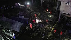 Voluntários da Cruz Vermelha libanesa procuram possíveis vítimas num edifício destruído por um ataque israelita na cidade portuária de Sidon, no sul do Líbano, na madrugada de terça-feira, 6 de janeiro de 2026