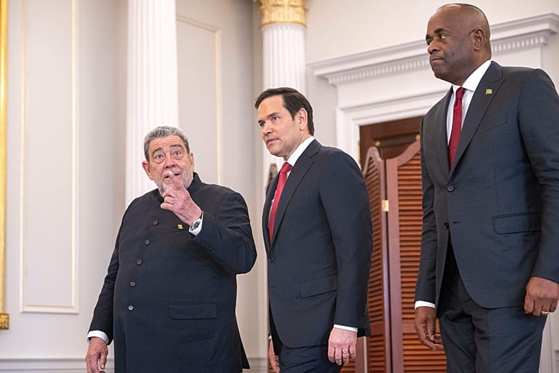 Premierminister von St. Vincent und den Grenadinen, Ralph Gonsalves, mit US-Außenminister Marco Rubio und Premierminister von Dominica, Roosevelt Skerrit, 6. Mai 2025