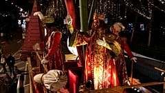 Reis Magos (Gaspar, Belchior e Baltazar) saúdam crianças desde os seus carros alegóricos