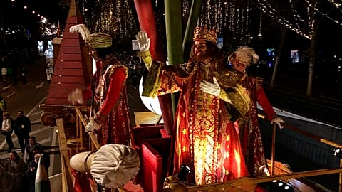 I Tre Re Magi (Gaspare, Melchiorre e Baldassarre) salutano i bambini dai loro carri allegorici