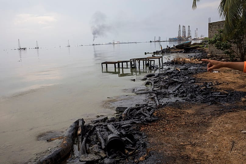 صيادون يعملون قرب محطة شحن نفط بحيرة ماراكايبو في فنزويلا، 20 مايو 2019.