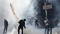 Confrontos entre membros da Central Operária Boliviana e a polícia num protesto contra cortes nos subsídios aos combustíveis