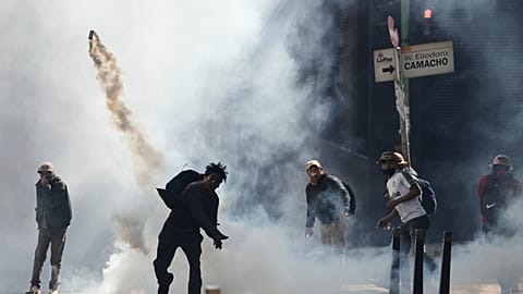 Bolivia, membri del sindacato dei lavoratori si scontrano con la polizia durante protesta contro i tagli ai sussidi al carburante