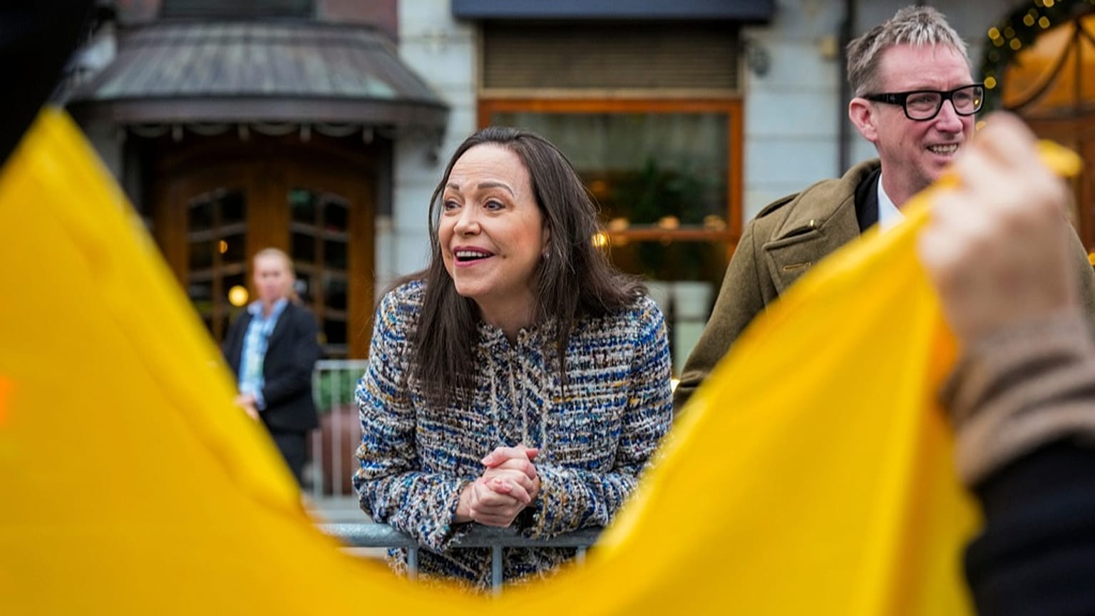 María Corina Machado, Premio Nobel de la Paz, con Asle Toje, vicepresidenta del Comité Noruego del Nobel, a la derecha, a las puertas del Grand Hotel de Oslo, 12 de diciembre de 2025.