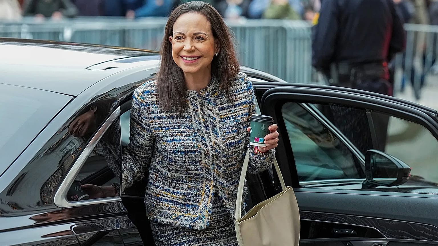 Nobel Barış Ödülü sahibi María Corina Machado, 12 Aralık 2025 Cuma günü Oslo'daki Grand Hotel'in önünde. 