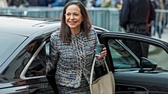 Nobel Barış Ödülü sahibi María Corina Machado, 12 Aralık 2025 Cuma günü Oslo'daki Grand Hotel'in önünde. 
