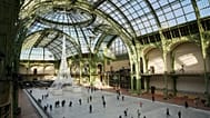 Personas patinan en la pista de hielo del Grand Palais, en París, 16 dic. 2025.