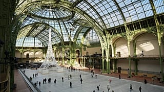 Κόσμος κάνει πατινάζ σε παγοδρόμιο στο Γκραν Παλέ, στο Παρίσι. 16 Δεκ. 2025.