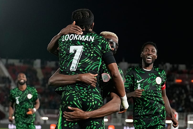 Victor Osimhen festeggia con Ademola Lookman dopo il terzo gol durante gli ottavi di finale della Coppa d'Africa tra Nigeria e Mozambico a Fez, Marocco, 5 gennaio 2026
