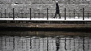 Fahrraddieb flüchtet auf Dach eines Autohauses in Solingen - bei Eis und Schnee - SYMBOLBILD