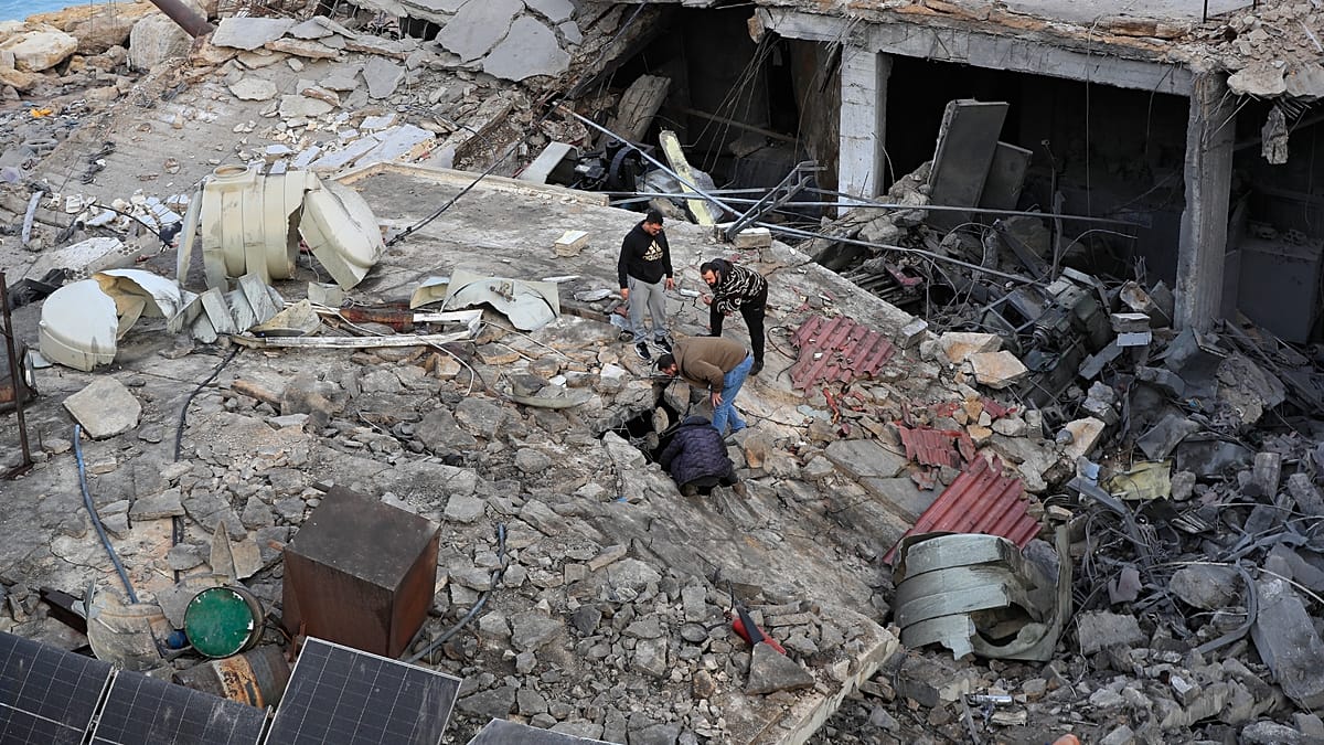 Israeli air strikes hit Lebanon with damage in the south and east