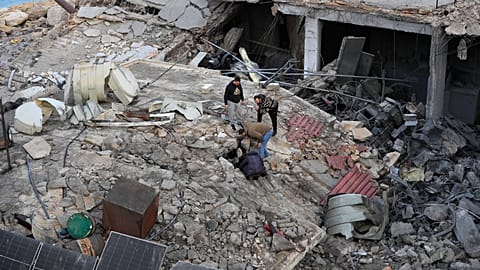 Attacco aereo israeliano a Sidone, città portuale del sud: persone cercano tra le macerie di un edificio distrutto in un quartiere commerciale.
