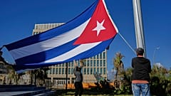 Munkások félárbocra eresztik a kubai zászlót az Anti-Imperialista Tribünnél, január 5-én, azokra a kubaiakra emlékezve, akik meghaltak Caracasban Madurót védve