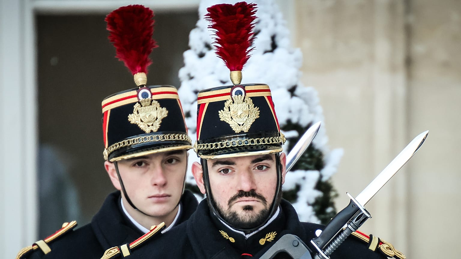 A francia köztársasági gárda várja a résztvevőket