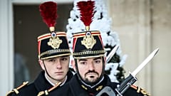 A francia köztársasági gárda várja a résztvevőket