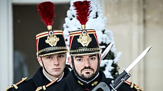 A francia köztársasági gárda várja a résztvevőket