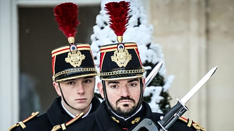A francia köztársasági gárda várja a résztvevőket