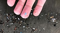 Foto de 19 de janeiro de 2020 mostra detritos de microplástico que deram à costa em Depoe Bay, Oregon