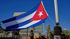 İşçiler, iki gün önce Venezuela'nın Caracas kentinde ölen Kübalıların anısına 5 Ocak 2026 Pazartesi günü Havana, Küba'da Küba bayrağını yarıya indirdi.