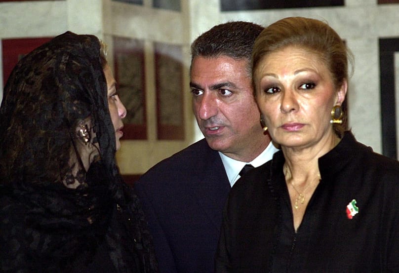 فرح پهلوی در کنار فرزند رضا پهلوی 