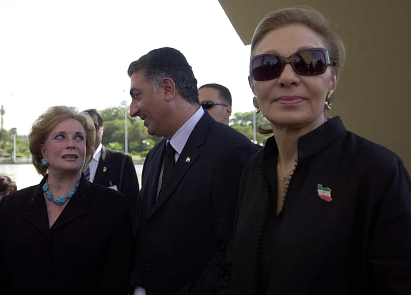 رضا پهلوی در کنار مادرش فرح پهلوی 