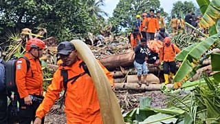 Sur cette photo publiée par l'Agence nationale indonésienne de recherche et de sauvetage le mardi 6 janvier 2026, des sauveteurs et des villageois recherchent des victimes après les inondations soudaines qui ont frappé Sulawesi.