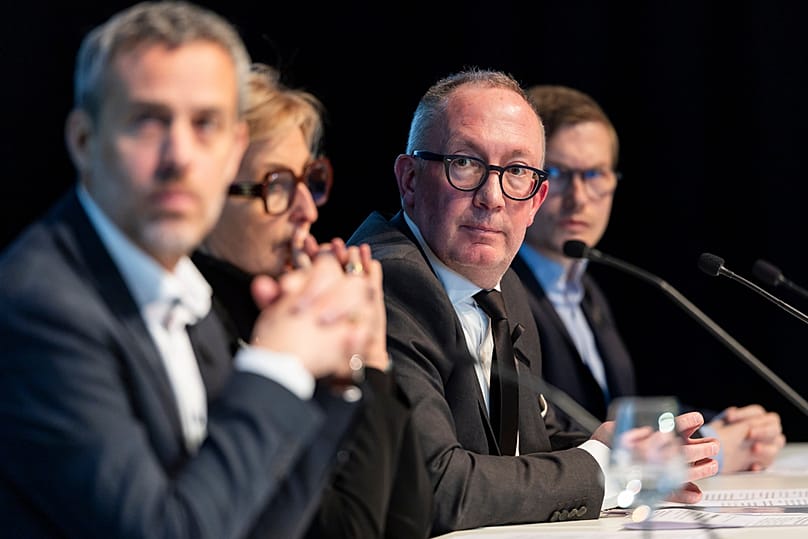 من اليسار، فرانسوا بيركلاز، عضو المجلس البلدي لمدينة كران-مونتانا، ونيكول بونفين كليفاز، نائبة رئيس بلدية كران-مونتانا، ونيكولا فيرود، رئيس بلدية كران-مونتانا، وباتريك كليفاز،