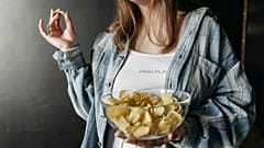 Adultos em Inglaterra consomem por dia sal equivalente ao de 22 pacotes de batatas fritas