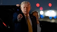 El presidente Donald Trump parte en el Air Force One del Aeropuerto Internacional de Palm Beach, el domingo 4 de enero de 2026, en West Palm Beach, Florida.