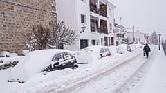ARCHIVO: Un hombre camina bajo una fuerte nevada en Bustarviejo, en las afueras de Madrid, España, el sábado 9 de enero de 2021.