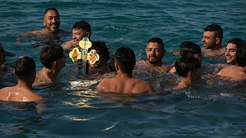 Epifania a Cipro: pellegrino recupera la croce lanciata da un sacerdote ortodosso a Xylophagou, nel sud-est di Cipro, durante la benedizione del mare.