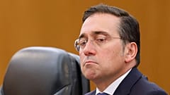 José Manuel Albares, Ministro dos Negócios Estrangeiros de Espanha, olha para o Grande Salão do Povo em Pequim durante uma visita a 12 de novembro, numa fotografia de arquivo.