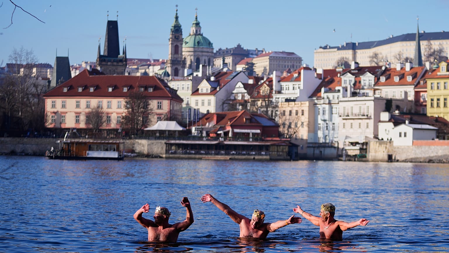 Winterschwimmer nehmen in Prag am traditionellen Dreikönigsschwimmen in der Moldau teil.