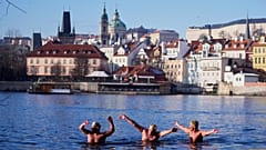 Nadadores de inverno participam no tradicional banho dos Reis Magos no rio Vltava, em Praga
