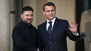  الرئيس الأوكراني فولوديمير زيلينسكي يصل إلى قصر الإليزيه ويستقبله الرئيس الفرنسي إيمانويل ماكرون قبيل اجتماع “تحالف الراغبين” بشأن أوكرانيا في باريس، في 6 يناير 2026. 