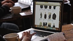 Archivaufnahme. Online-Shopping. 28. Nov. 2011.