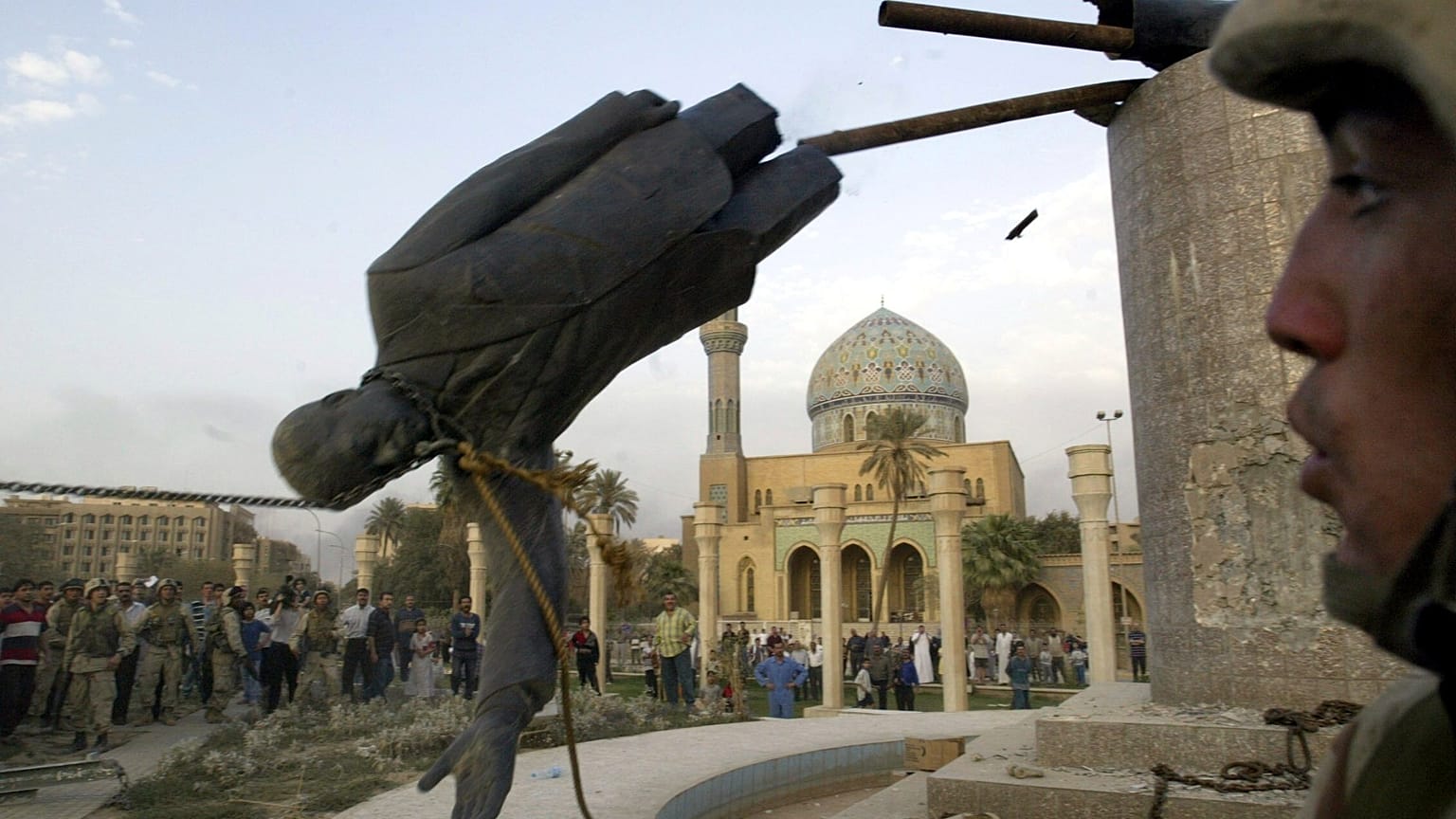عکس آرشیوی از لحظه سرنگونی مجسمه صدام حسین در زمان حمله تکاوران نیروی دریایی ارتش آمریکا به عراق