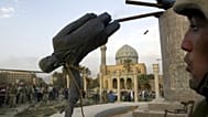 عکس آرشیوی از لحظه سرنگونی مجسمه صدام حسین در زمان حمله تکاوران نیروی دریایی ارتش آمریکا به عراق