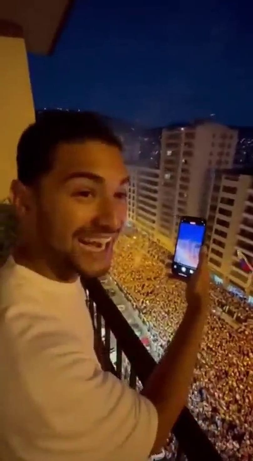 Protestocuların havai fişeklerle kutlama yaptığını gösteren video.