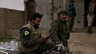 قوات سوريا الديمقراطية المدعومة من الولايات المتحدة تنتظر خارج مدينة الباغوز السورية الخميس 14 مارس/آذار 2019. (صورة من وكالة أسوشيتد برس/مايا أليروزو)