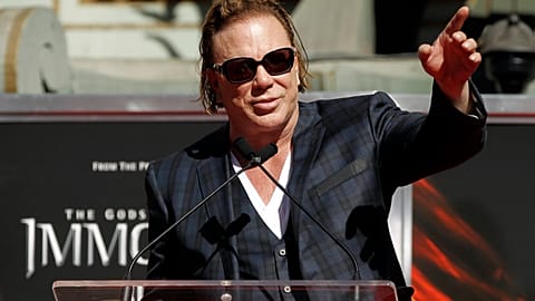 الممثل ميكي رورك يتحدث  أمام مسرح غرومان الصيني في لوس أنجلوس، يوم الاثنين 31 أكتوبر 2011. (صورة من وكالة أسوشيتد برس/مات سايلز)